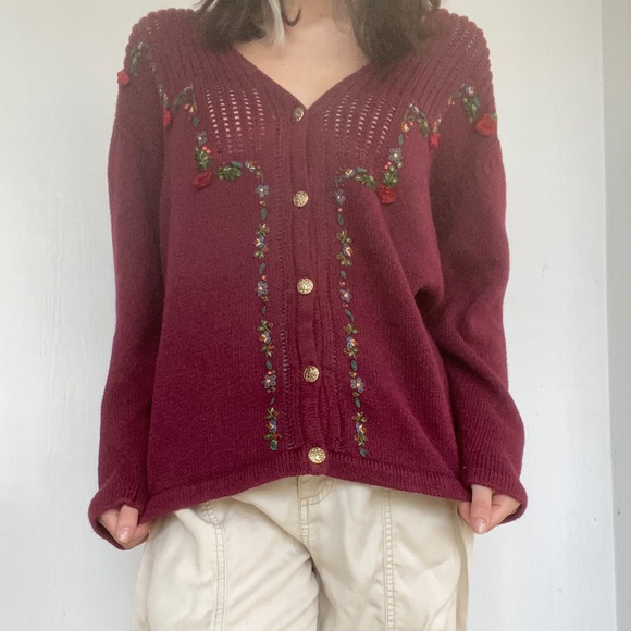 Beautiful maroon knit sweater with gold buttons - Picture 2 of 5